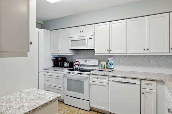 310 Shorewood | Oceanfront 2 Bdrm | On-site Pool & Hot Tub | Permit #070674 - Image 4